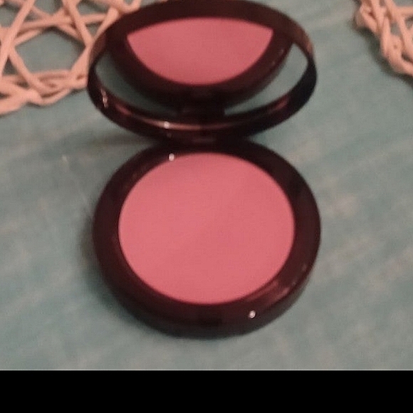 Bobbi Brown Other - Bobbi Brown Illuminating bronzing powder in Antigua